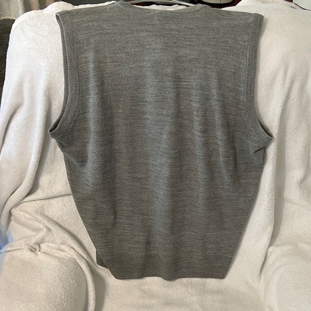 Dockers Men’s Gray V-Neck Argyle Sweater Vest with Blue Diamond Pattern - Picture 5 of 8